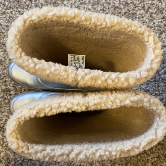 Silver UGG rain/snow boots - Picture 5 of 6